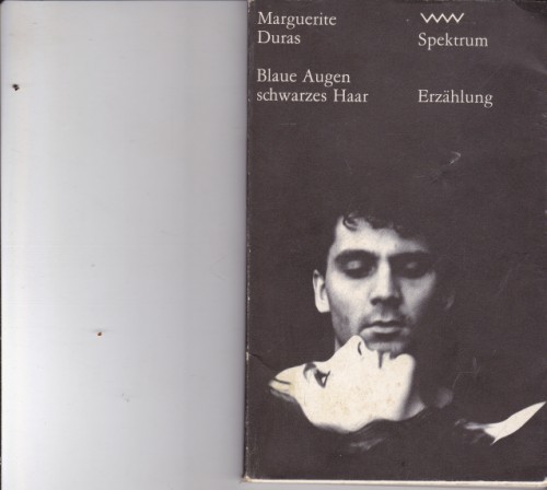 Blaue Augen schwarzes Haar